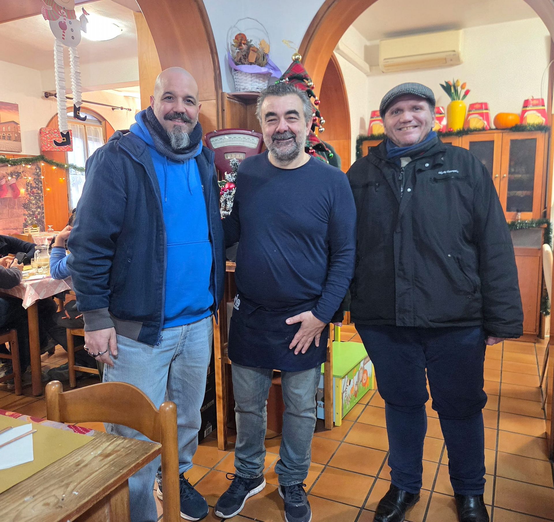 Da sx: Assessore Catrini, titolare Trattoria Carlo aps, sindaco Lelli