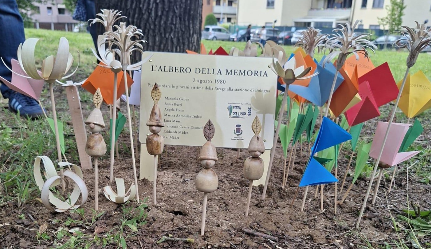 Ozzano dedica una quercia alle giovani vittime della strage del 2 agosto 1980