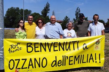 Volontari Pro Loco e Giunta danno il benvenuto al Tour (rotonda via Emilia)
