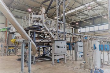 Tecnici HERA Ambiente all'interno dell'impianto di compostaggio di Ozzano Emilia