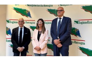 Al centro, l'Assessora al Turismo e Commercio Roberta Frisoni